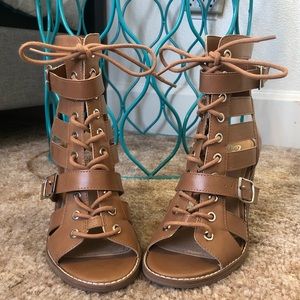 I’m selling a brand new pair of high heals